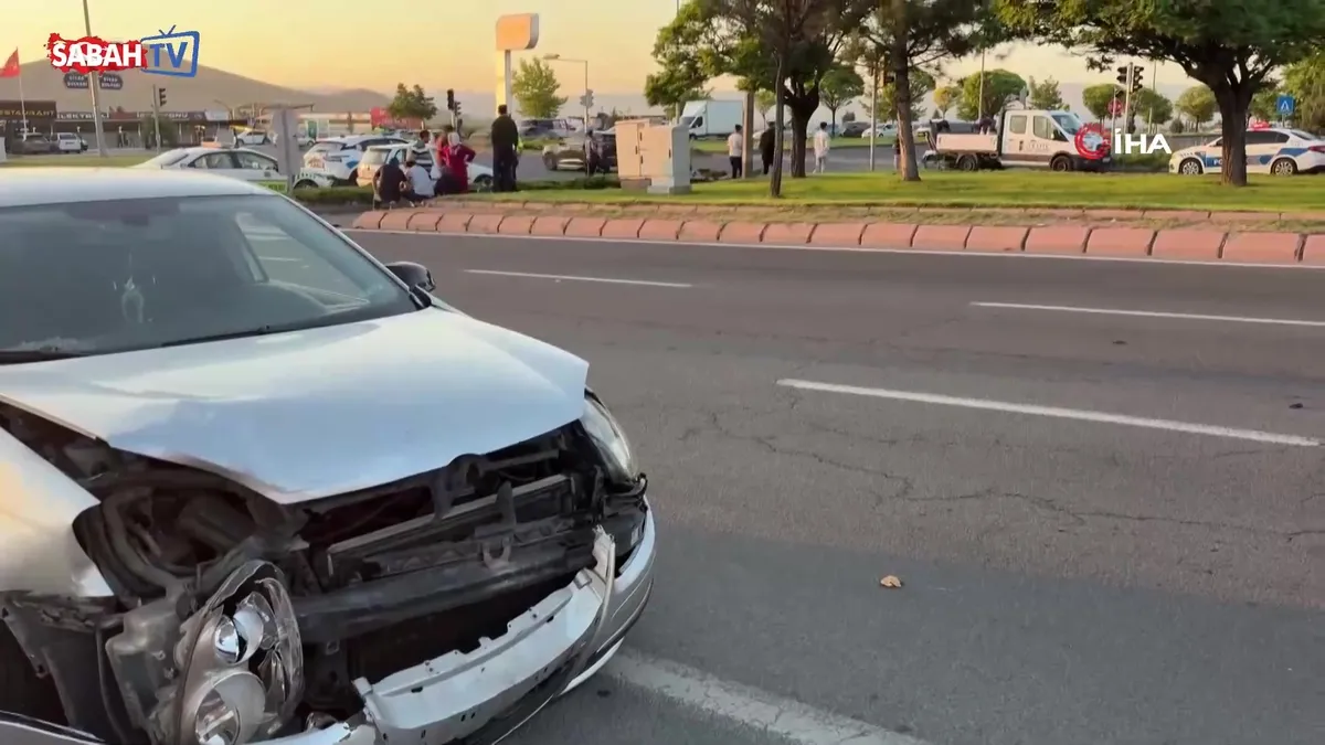 Otomobille çarpışan hafif ticari araç hurdaya döndü: 4 yaralı videosunu izle Otomobille çarpışan hafif ticari araç hurdaya döndü: 4 yaralı videosunu izle