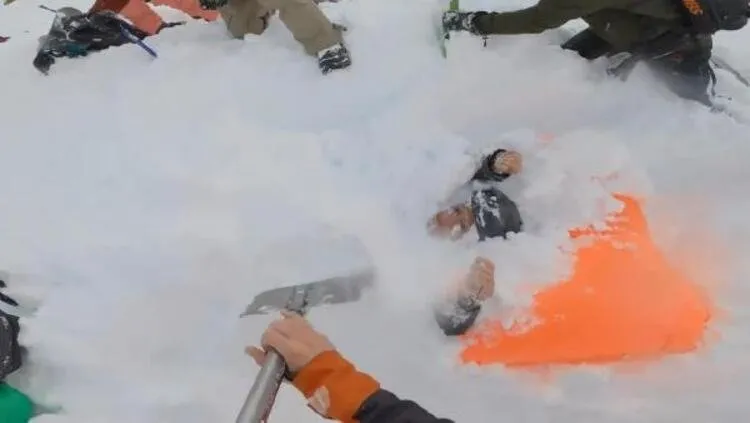 İsviçre'de çığ faciası yaşandı! Çığ altında kalan kadın kayakçıları böyle kurtardılar!