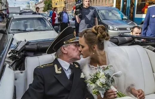 Ünlü aktör 60 yaş küçük öğrencisi ile evlendi