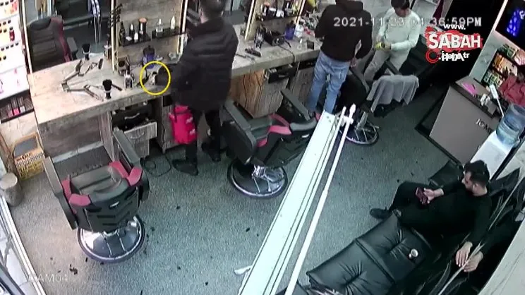 Saç tarama bahanesiyle berbere girdi, 2 bin 400 liralık tıraş makinesini böyle çaldı | Video