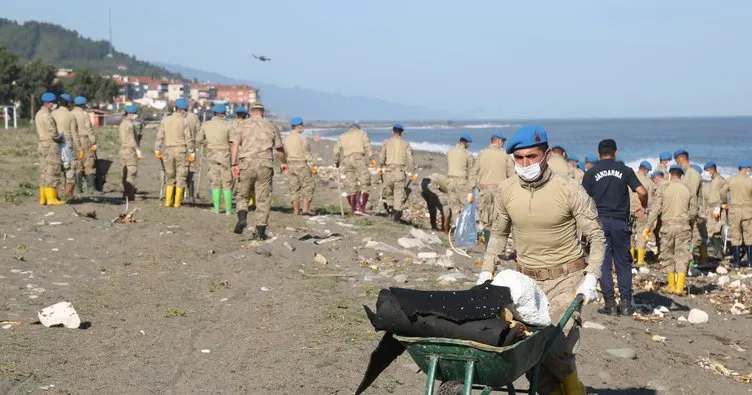 Belediye Başkanından sahilde çevre temizliği yapan askerlere teşekkür