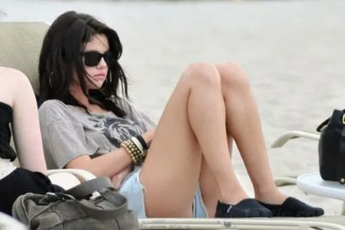 Selena Gomez plajda!