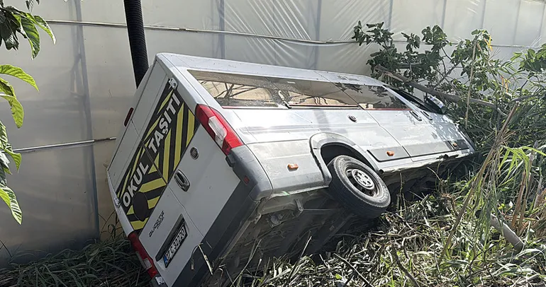 Antalya’da servis minibüsü bahçeye devrildi