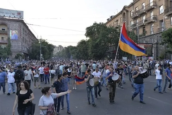 Ermenistan ayakta!
