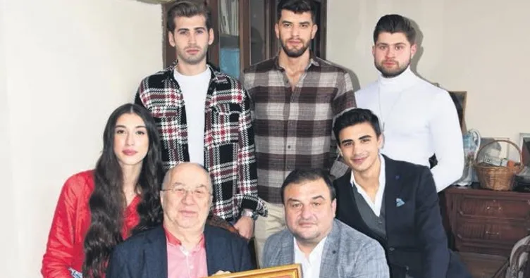 Özel tablosunu hediye etti