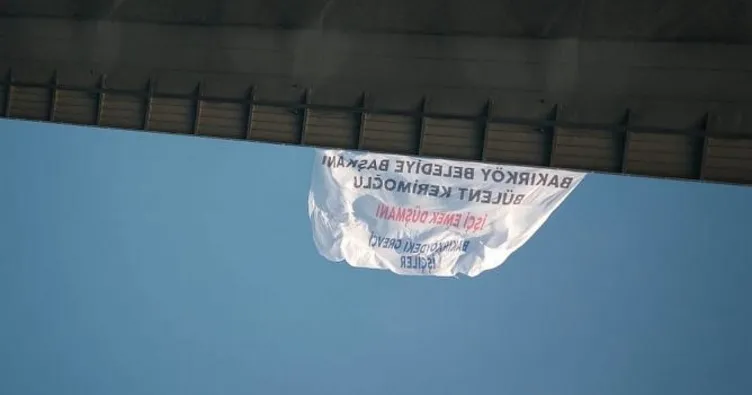 Grevdeki işçiler köprüye pankart astı