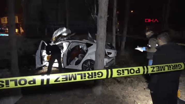 Erzurum’da feci kaza: Kontrolden çıkıp hastane bahçesine düşen araç alev aldı: 3 ölü!