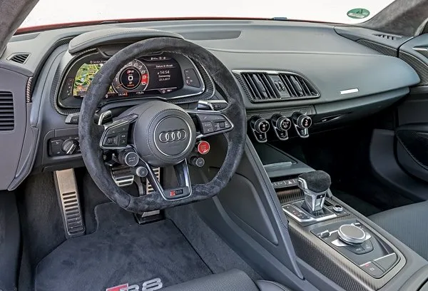 Audi R8 V10 Plus ile Mercedes-AMG GT R karşı karşıya!