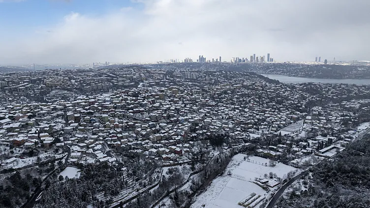 Pazartesi günü okullar tatil olacak mı? İstanbul’da kar yağışı için kritik uyarı! Megakent bembeyaz