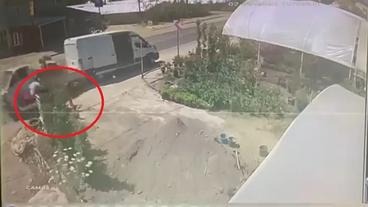 Yalova’da zincirleme kaza: Yol kenarında çalışan işçi metrelerce savruldu! Yalova’da zincirleme kaza: Yol kenarında çalışan işçi metrelerce savruldu!