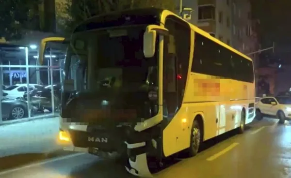 yolcu-otobusu-otomobille-carpisti-3-kisi-yaralandi-1764336826306.jpg