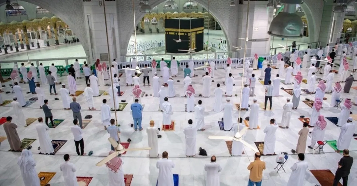 SON DAKİKA: Kabe'den duygulandıran görüntüler! 7 ay sonra yeniden cemaatle namaz kılındı