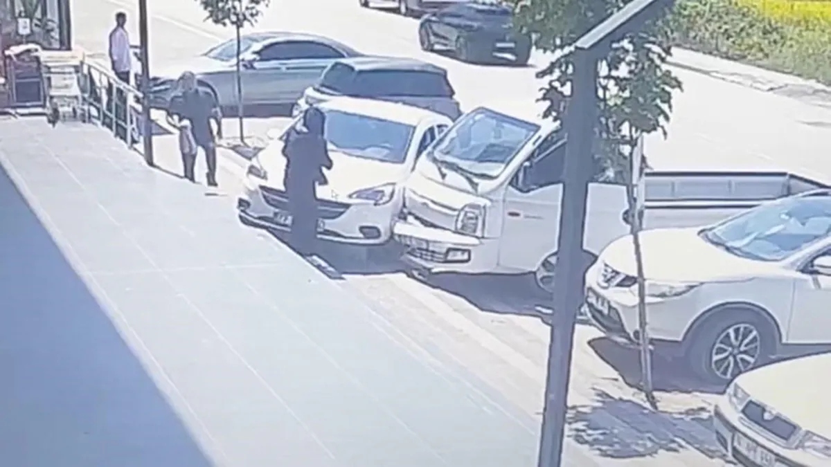 Fren yerine gaza basınca olanlar oldu: Aracın altında kalan kadının durumu ciddi! Fren yerine gaza basınca olanlar oldu: Aracın altında kalan kadının durumu ciddi!