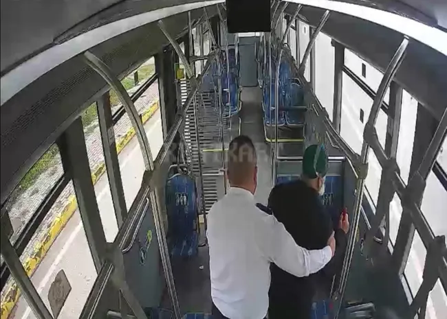 otobus-soforunden-ornek-davranis-yasli-adama-eslik-etti-1733315151864.jpg