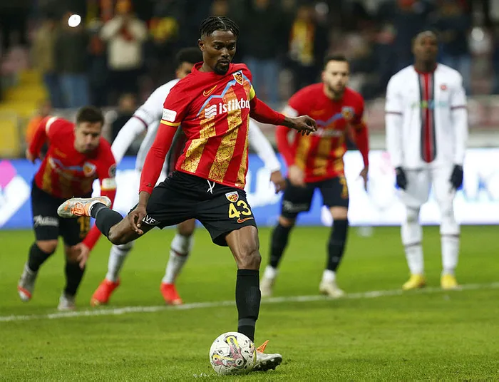 transferde-bernard-mensah-icin-olay-iddia-fenerbahe-galatasaray-1679901801920.jpg