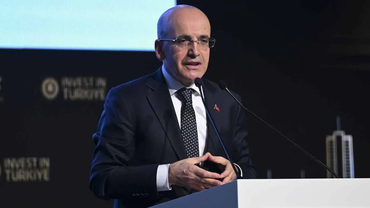 Hazine ve Maliye Bakanı Mehmet Şimşek, Türkiye'ye sağlanacak 400 milyon Euro'luk yenilenebilir enerji finansmanına ilişkin açıklama yapıyor.