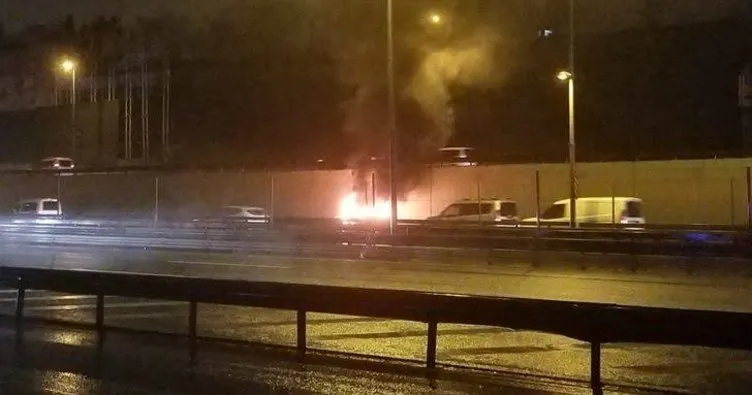 İstanbul Merter D-100’de otomobil alev alev yandı