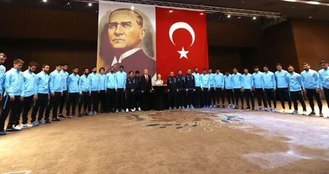 A Millilerden, Atatürk için saygı duruşu