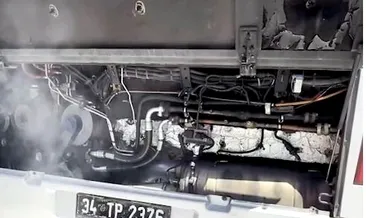 Seyir halindeki metrobüsün motor kısmında yangın