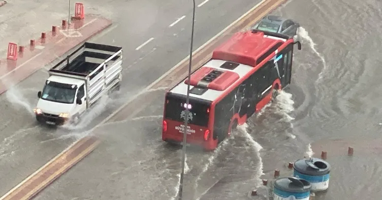 Sağanak yağışta araçlar suya gömüldü
