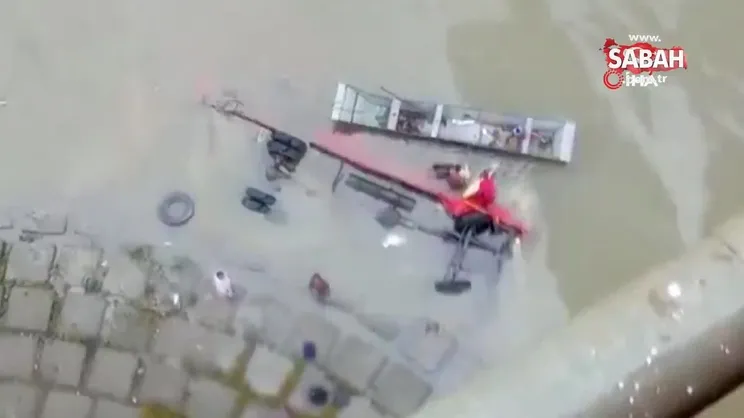 Hindistan'da otobüs kazası: 13 ölü | Video