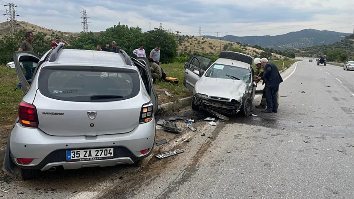 İzmir’de feci kaza! İki otomobil çarpıştı; çok sayıda yaralı var İzmir’de feci kaza! İki otomobil çarpıştı; çok sayıda yaralı var