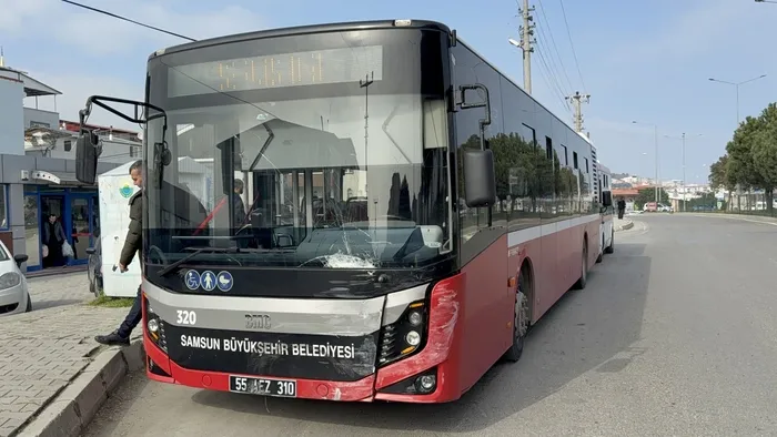 samsunda-otobus-ile-otomobil-kavsakta-carpisti-9-yarali-1773407012765.jpg
