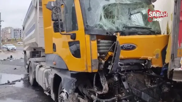 Kayseri'de feci kaza! Direksiyon hakimiyetini kaybeden tır sürücüsü 5 aracı biçti, 9 yaralı | Video