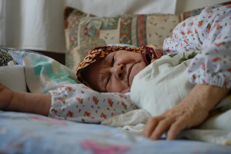 Otobüse binen kadının başına öyle bir şey geldi ki: Artık yalnızca pipetle besleniyor!