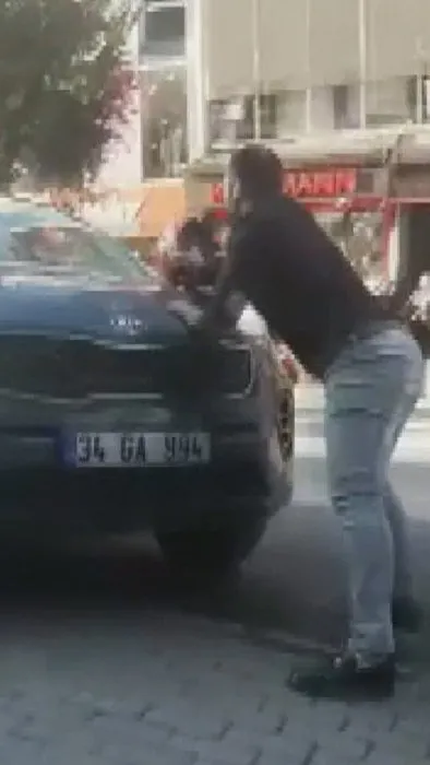Son dakika: Bakırköy’de dehşet anları: Otomobili yayaların üzerine sürdü