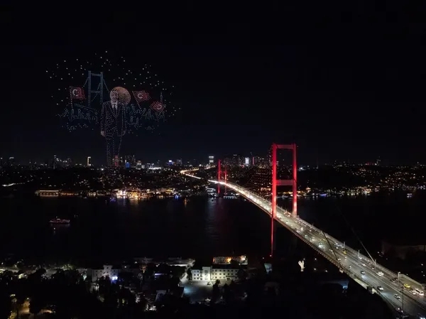 15-temmuz-sehitler-koprusunde-drone-gosterisi-kahraman-sehitler-galata-ve-kiz-kulelerine-yansitildi-1784145837952.jpg