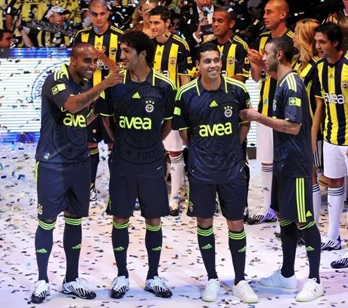 İşte Fenerbahçe yeni formalarını tanıttı