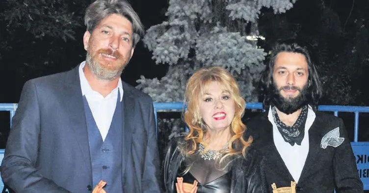 Ailece tiyatro ödülü aldılar
