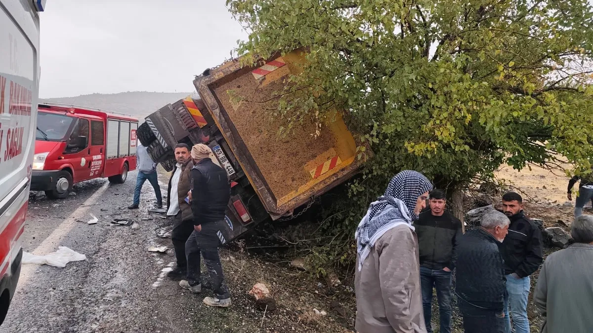 Siverek’te iki kamyon kafa kafaya çarpıştı: 1 ölü, 1 yaralı Siverek’te iki kamyon kafa kafaya çarpıştı: 1 ölü, 1 yaralı