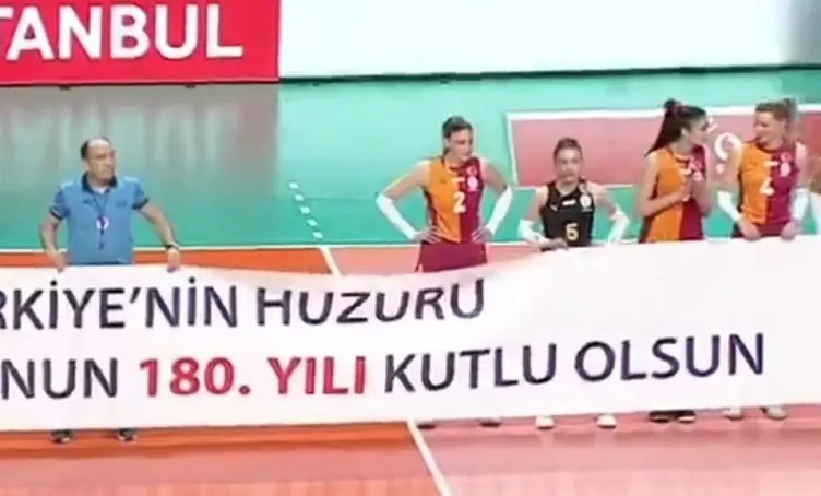 Voleybolcu İlkin Aydın’dan tepki çeken hareket: Türk Polis Teşkilatı için açılan pankartı tutmadı!