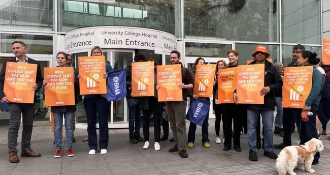 İngiltere’de doktorlar işi bıraktı: Hükümete baskı artıyor İngiltere’de doktorlar işi bıraktı: Hükümete baskı artıyor