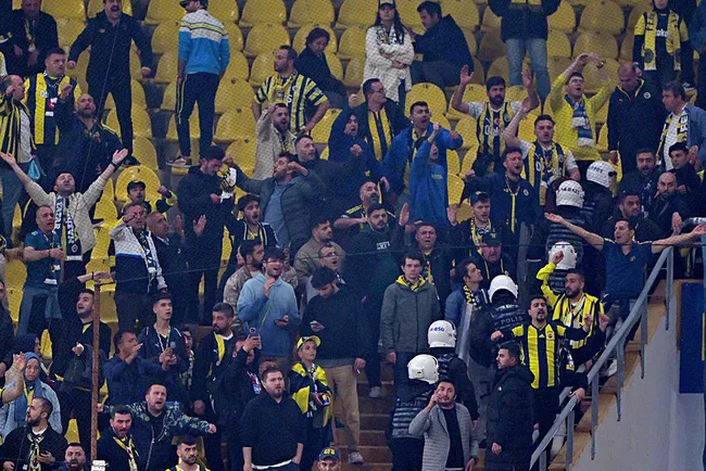 fenerbahce-kayserispor-maci-sonrasi-tribun-karisti-dj-kabinine-saldirdilar-1745174749699.jpg