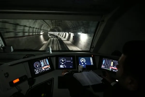 İstanbul'da tarihi an! Marmaray'ı kullanarak Avrupa'ya geçti