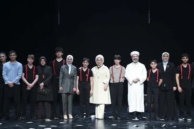 emine-erdogan-devlet-himayesindeki-cocuklarin-sahneledigi-altin-cag-oyununu-izledi-1737127057945.jpg