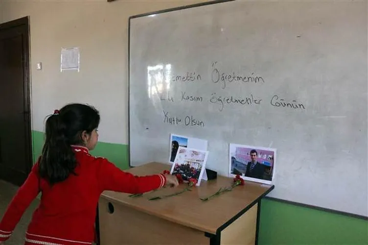 Necmettin öğretmen için tahtaya bu yazıyı yazdılar