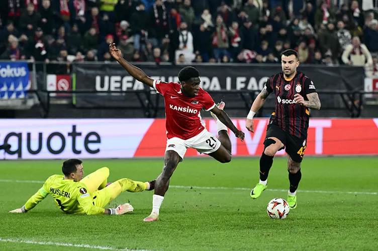 Son dakika haberi: AZ Alkmaar karşısında ağır bir yenilgi alan Galatasaray için olay yorum! Acı çektiler