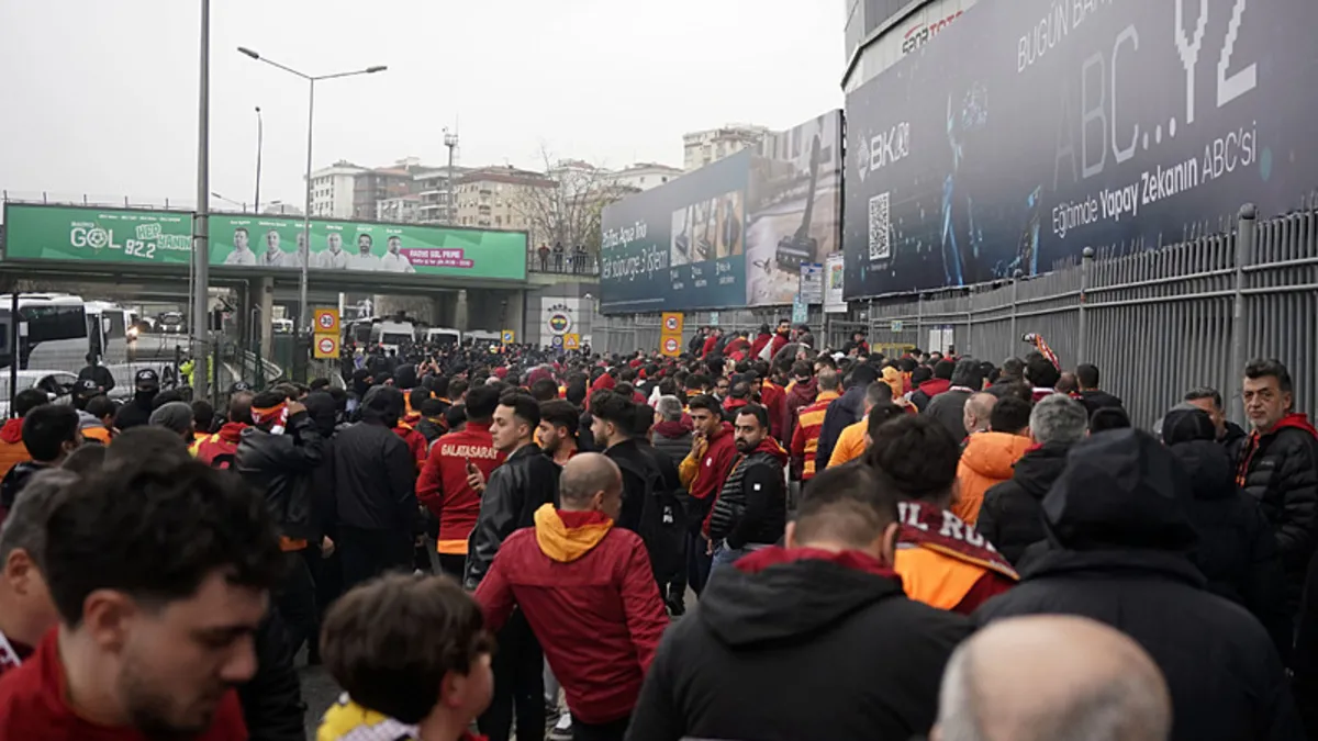 Galatasaraylı taraftarlar, Fenerbahçe derbisi için Kadıköy’de! Galatasaraylı taraftarlar, Fenerbahçe derbisi için Kadıköy’de!