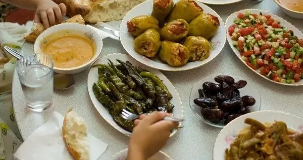 iftar-menulerinde-gizli-ucrete-gecit-yok-bakanlik-servis-ve-kuver-ucretlerini-yakin-takibe-aldi-1771403269256.png