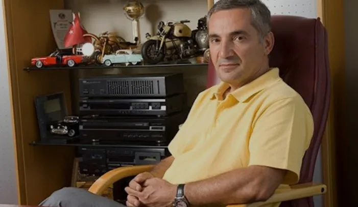 43 yıllık evlilik 10 dakikada bitti! Ünlü yapımcı Şükrü Avşar ve eşi Hüsniye Avşar boşandı! İhanetin bedeli 5 daire 2 araba!