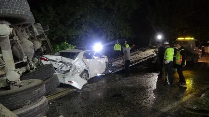 4 kişinin can verdiği kazada hasar gören araçlar vinç ile kaldırıldı