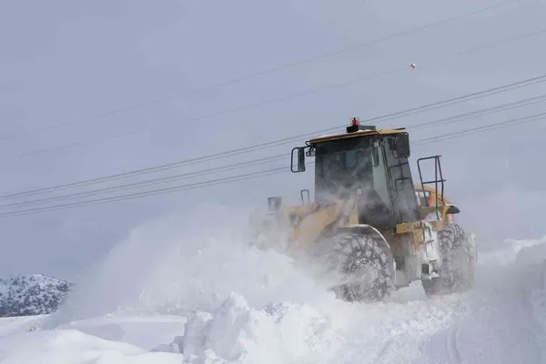 Erzincan’da kar ve tipiden 163 köy yolu ulaşıma kapalı