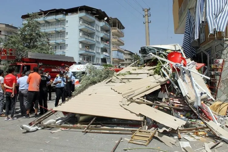 Denizli’de belediye otobüsü markete daldı