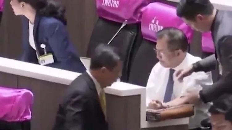 Son dakika haberi: Tayland parlamentosunda kan donduran anlar! Kolunu kesti