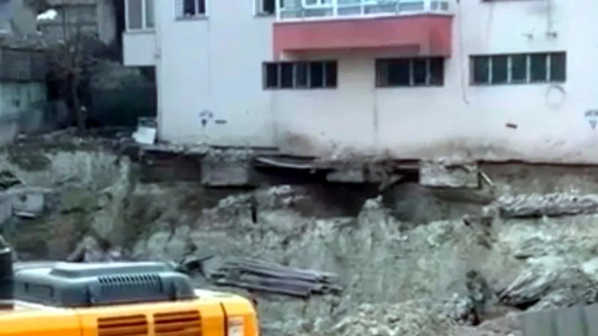 Temel kazısı sırsında 4 katlı binada kayma meydana geldi Temel kazısı sırsında 4 katlı binada kayma meydana geldi