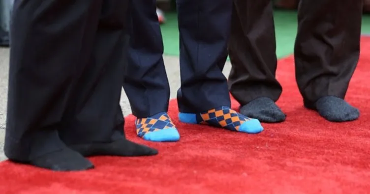 O ülkenin başbakanı çoraplarıyla gündeme geldi!